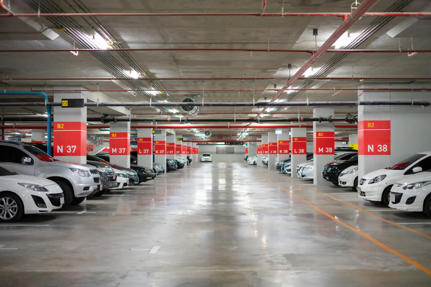 Parkhaus - Innenaufnahme eines mehrstöckigen Parkhauses, Tiefgarage mit Autos